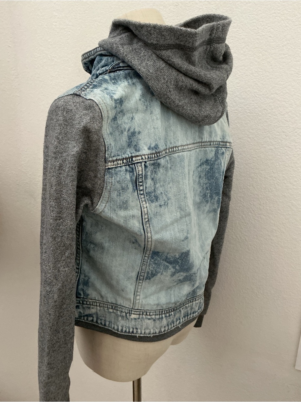 American Eagle Outfitters Two-Tone Denim Jacket with Gray Knit Sleeves - Picture 5 of 7